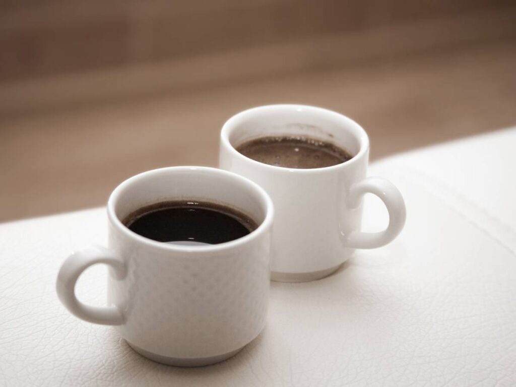 Kawa zbożowa. Zdrowa alternatywa dla tradycyjnej kawy 15 Kawa w kubkach. Obrazek w artykule Kawa zbożowa. Zdrowa alternatywa dla tradycyjnej kawy