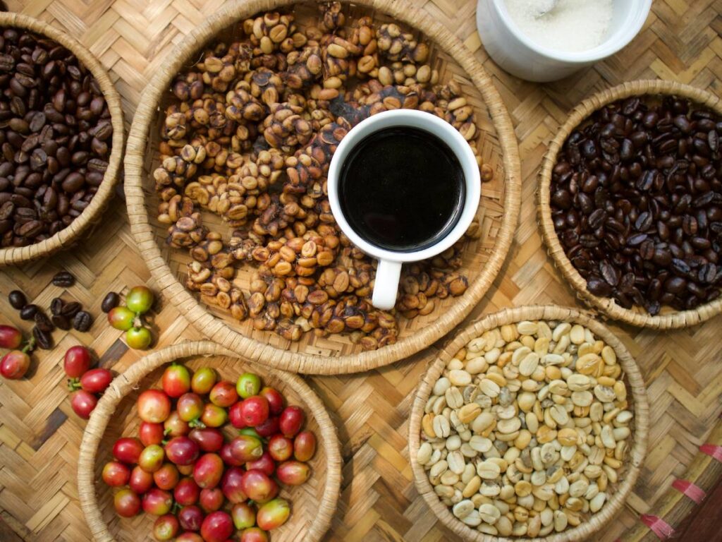 Kawa Kopi Luwak. Przewodnik miłośnika egzotycznej kawy 15 Kawa w kubku i worek z ziarnami. Obrazek w artykule Kawa Kopi Luwak. Przewodnik miłośnika egzotycznej kawy