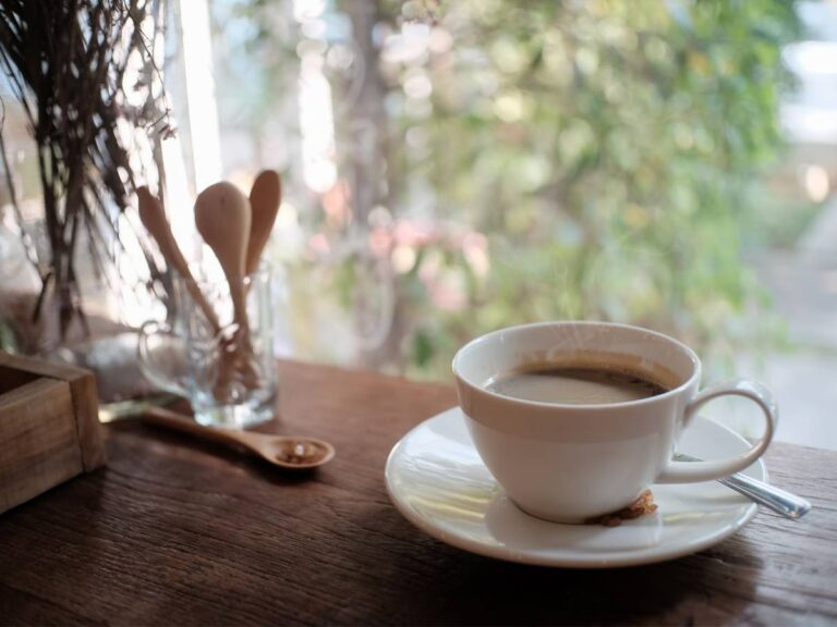 Kawa na parapecie okna. Obrazek w artykule Czy kawa odchudza? Rozwiewamy wątpliwości dotyczące kawy i odchudzania