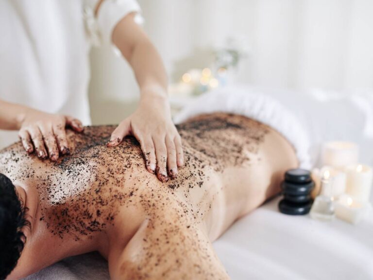 Masaż peelingiem kawowym. Obrazek w artykule Peeling z kawy. Naturalny sposób na promienną skórę