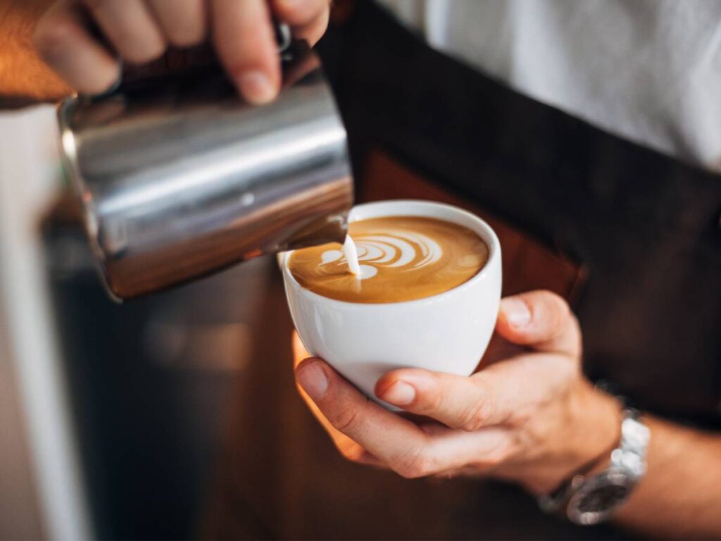 Przygotowanie kawy latte. Obrazek w artykule Kawa latte. Jak zrobić doskonałą kawę z mlekiem?