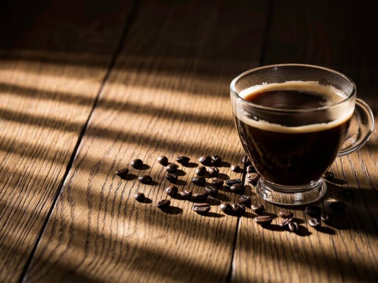 Filiżanka z czarną kawą. Obrazek w artykule Ciekawostki o kawie. Zaskakujące fakty, które warto znać!