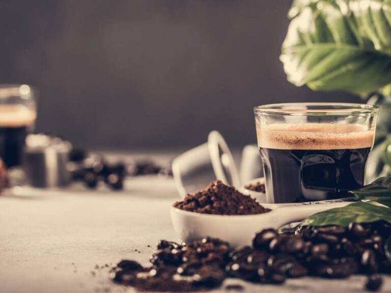 Kawa w szklance. Obrazek w artykule Kawa z PRLu. Odkryj smaki i tradycje PRL-owskiej kuchni