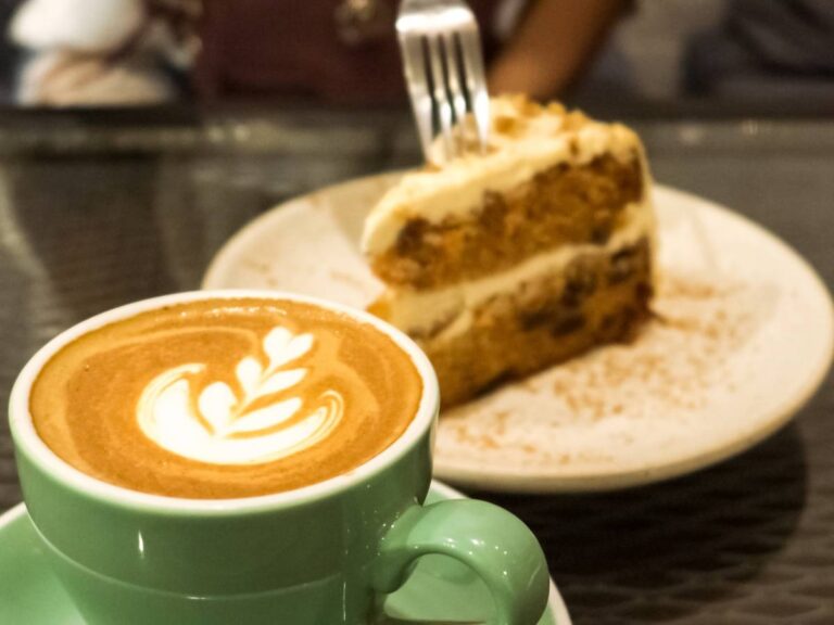 Kawa biała z ciastem. Obrazek w artykule Ile kalorii ma kawa? Kaloryczność różnych rodzajów kawy