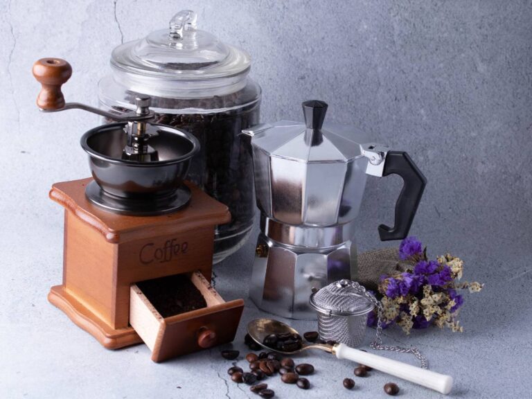 Jaki młynek do kawy wybrać? Przewodnik dla początkujących 9 Młynek do mielenia kawy ręczny. Obrazek w artykule Jaki młynek do kawy wybrać? Przewodnik dla początkujących