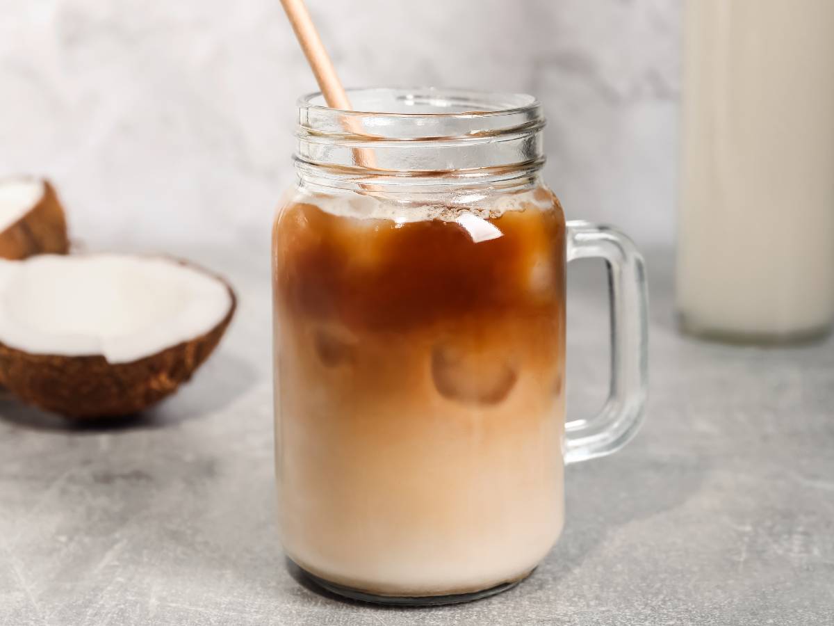 Syrop do kawy, który warto spróbować? Przegląd najlepszych smaków 1 Kawa z syropem. Obrazek w artykule Syrop do kawy, który warto spróbować? Przegląd najlepszych smaków