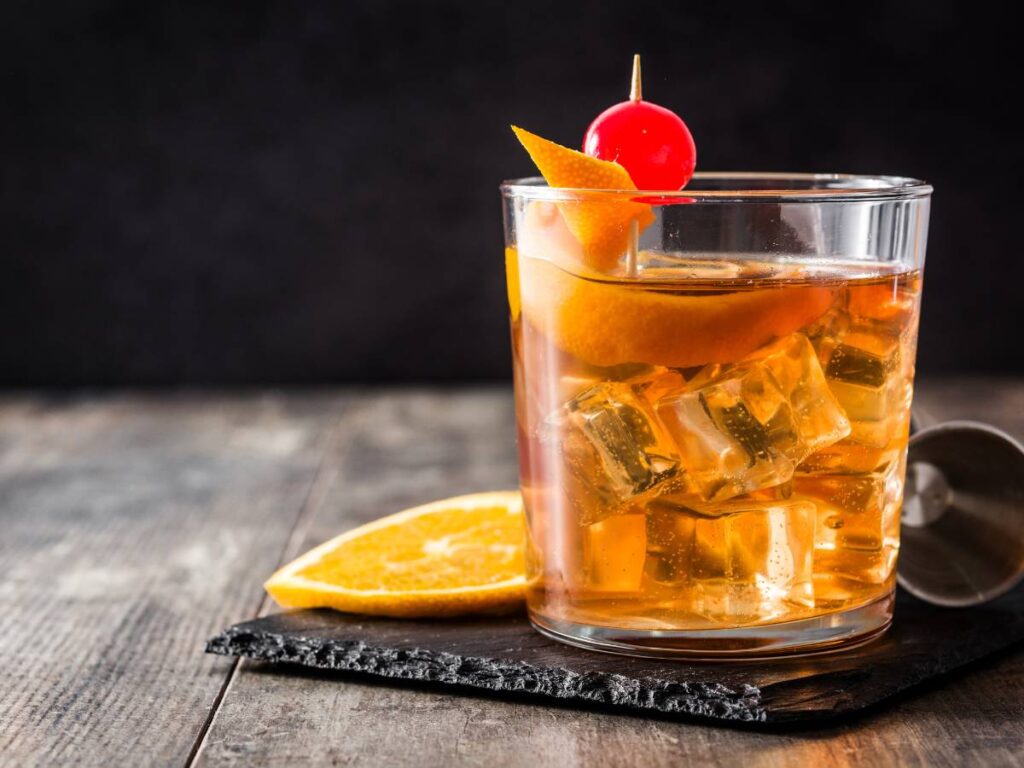 Drink z kawa i rumem. Obrazek w artykule Koktajl alkoholowy Mazagran. Odkryj chłodzące połączenie kawy i rumu