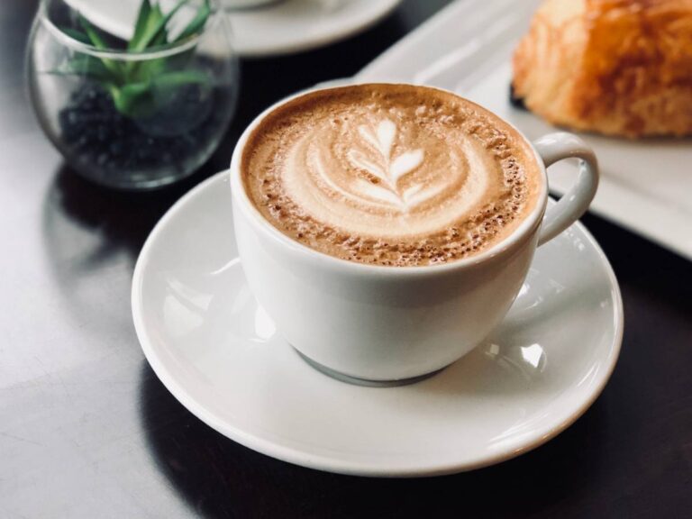 Filiżanka kawy. Obrazek w artykule Od ilu lat można pić kawę? Wszystko o wpływie kofeiny na dzieci