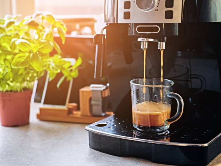 Kawa z ekspresu. Obrazek w artykule Czy kawa wypłukuje potas? Przeczytaj o faktach i mitach