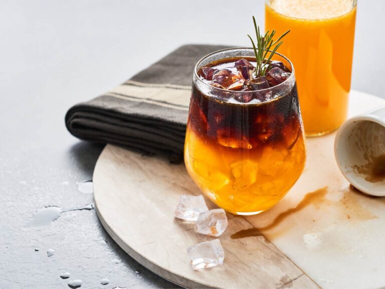 Kieliszek kawy z alkoholem. Obrazek w artykule Coretto - espresso z niewielką ilością alkoholu. Sekret włoskiej kawy