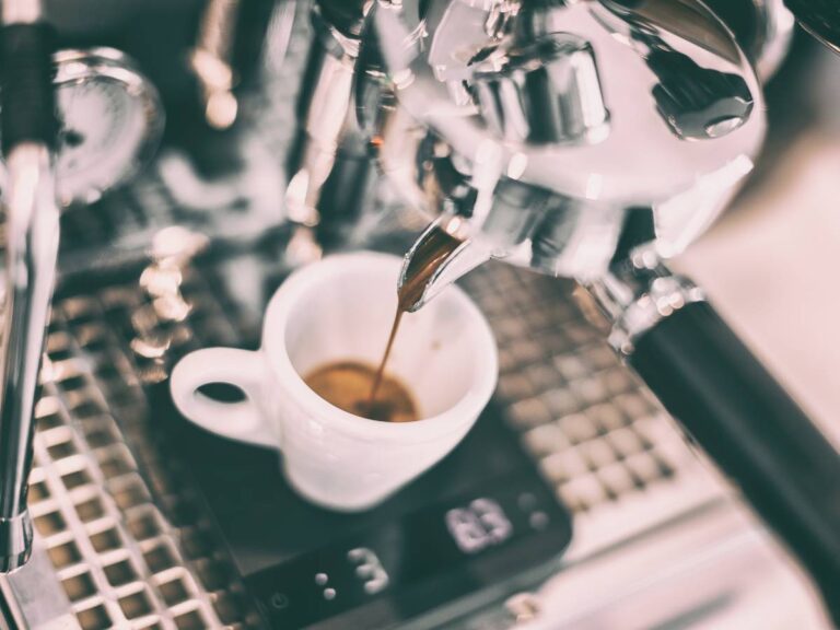 Kawa z ekspresu. Obrazek w artykule Kawa lungo. Przewodnik po sposobach przygotowania dobrego espresso