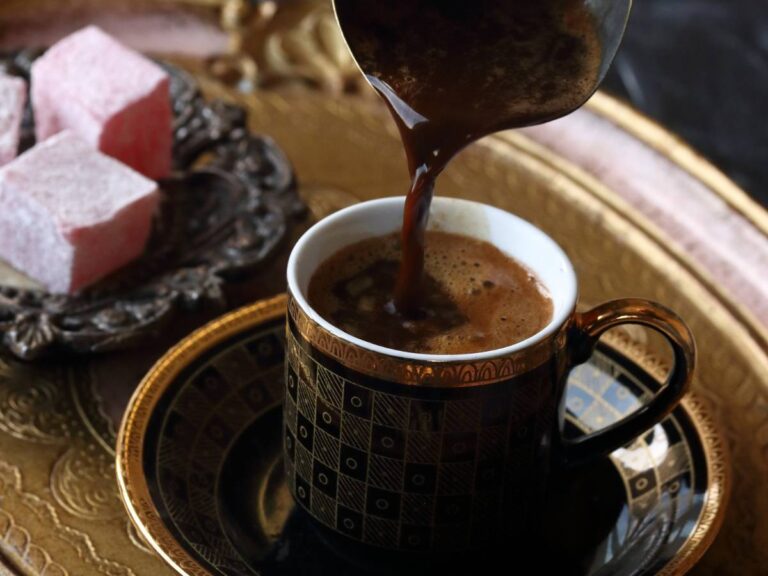 Kawa nalewana z kawiarki. Obrazek w artykule Która kawa ma najwięcej kofeiny? Poznaj ranking mocnych kaw