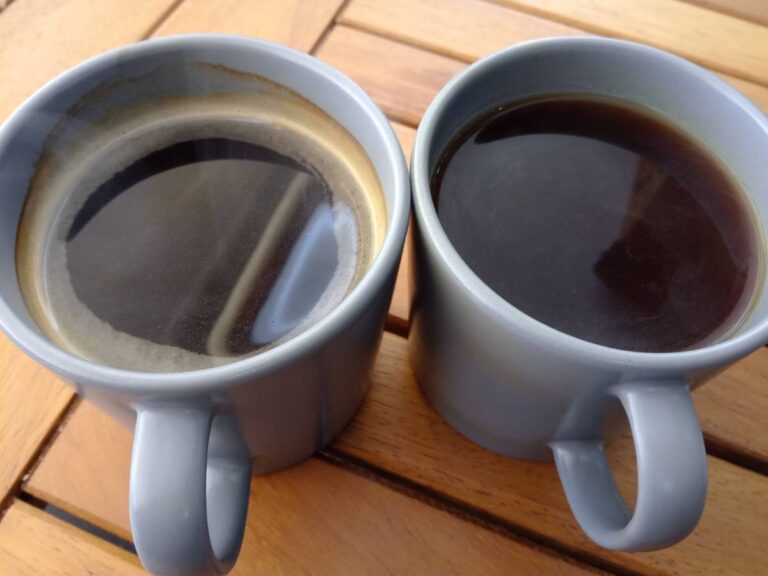 Kubki z kawą. Obrazek w artykule Kawa americano. Odkryj swoje idealne rozpoczęcie dnia