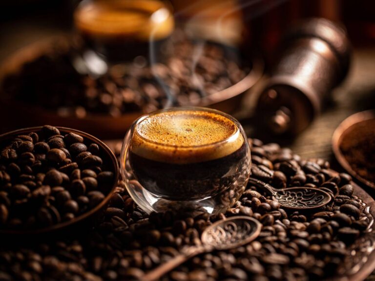 Aeropress - urządzenie do ręcznego zaparzania kawy. Sekret doskonałego espresso w domu 8 Ziarna kawy i kawa. Obrazek w artykule Aeropress - urządzenie do ręcznego zaparzania kawy. Sekret doskonałego espresso w domu