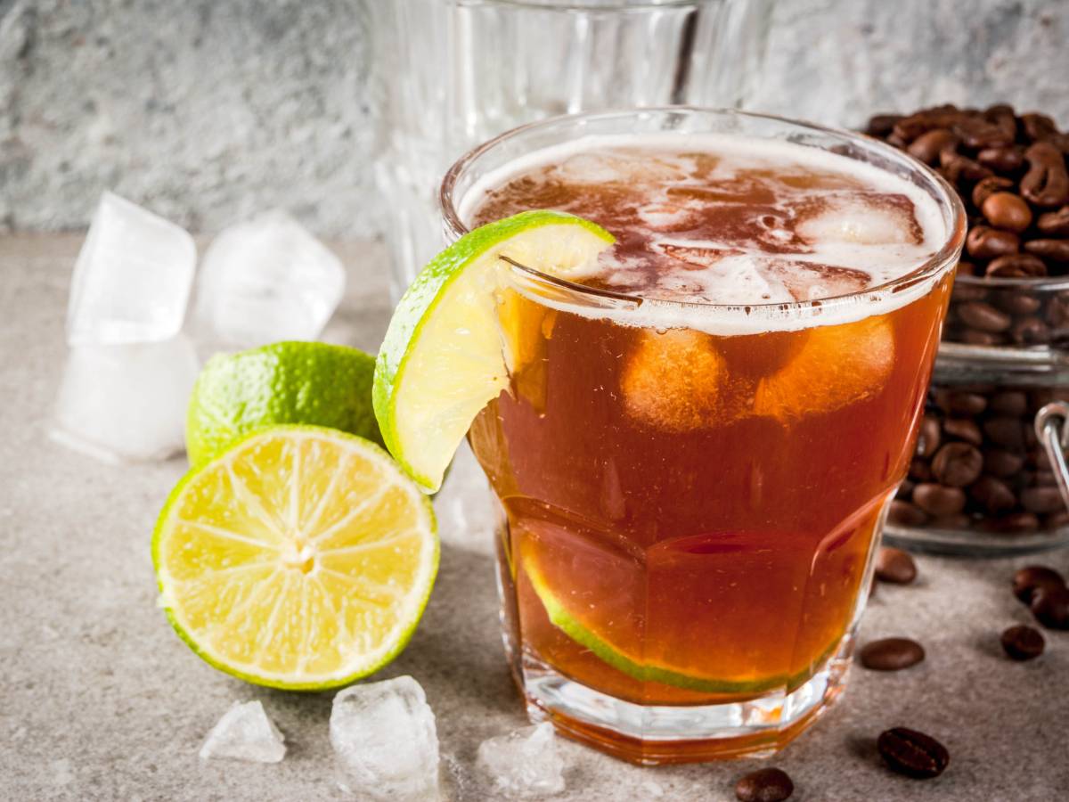Drink i cytryna obok. Obrazek w artykule Kawa z tonikiem. Odkryj nowy trend w świecie kawowych cocktaili