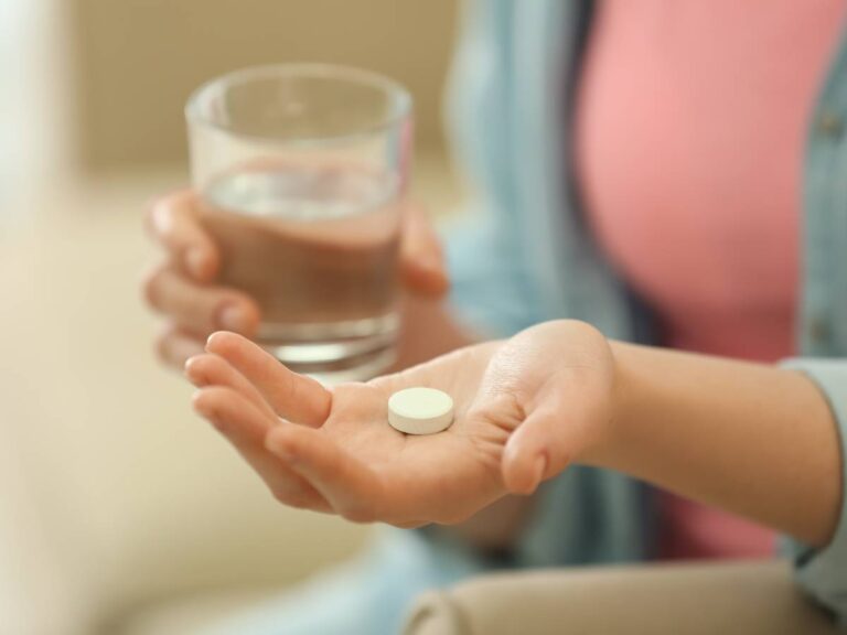 Popijanie leków kawą. Obrazek w artykule Czy można pić kawę przy antybiotyku? Porady dla miłośników kofeiny