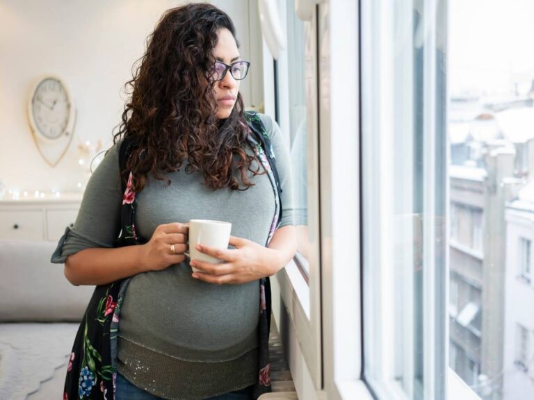Kobieta w ciąży z kawą. Obrazek w artykule Kawa w ciąży. Poznaj bezpieczne wskazania i ryzyko picia