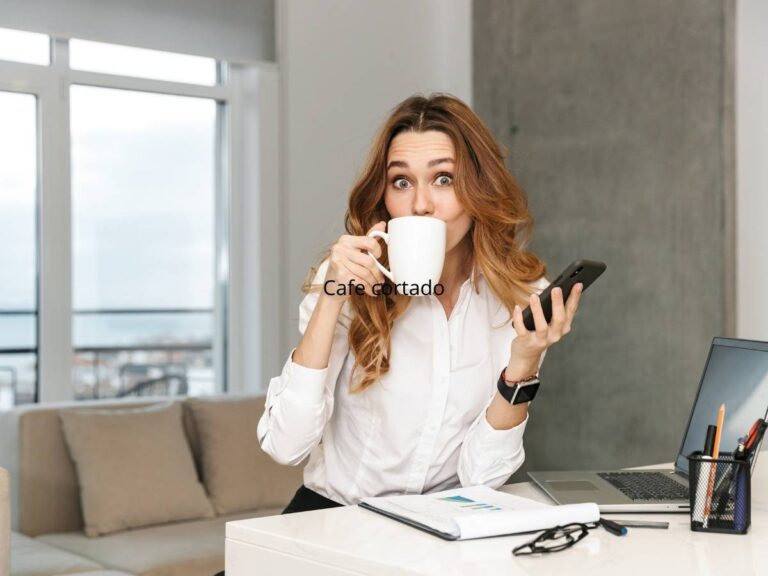 Kobieta z kawą. Obrazek w artykule Czy można pić kawę przed badaniem krwi? Przeczytaj, co doradziłby lekarz