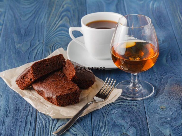 Kawa i koniak. Obrazek w artykule Jaki alkohol do kawy może być najlepszym dodatkiem? Odkryj, jaki alkohol warto podawać z kawą