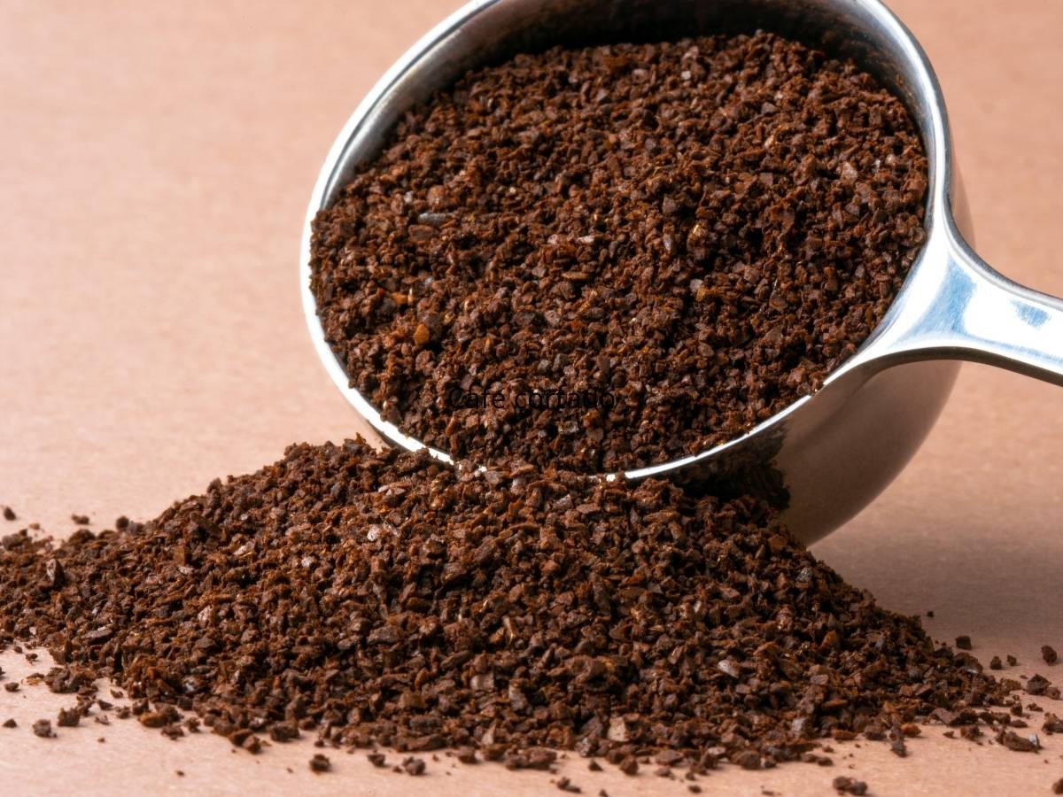 Fusy z kawy do jakich kwiatów? Poznaj kwiaty, które warto nawozić fusami z kawy 1 Zmielona kawa. Obrazek w artykule Fusy z kawy do jakich kwiatów? Poznaj kwiaty, które warto nawozić fusami z kawy