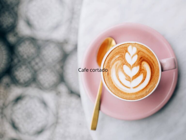 Kawa z kwiatkiem na wierzchu. Obrazek w artykule Czy kawa jest zdrowa? Fakty i mity o właściwościach zdrowotnych kawy