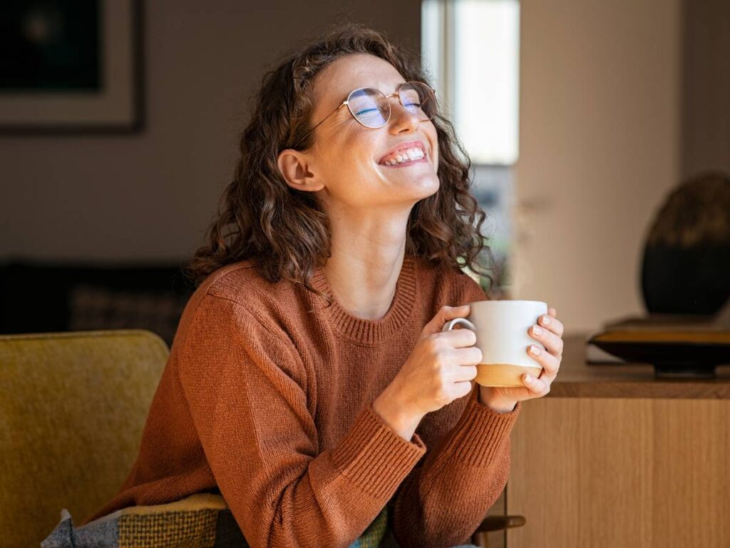 Kobieta z kawą. Obrazek w artykule Kawa Marochino. Odkryj sekret włoskiej kofeiny