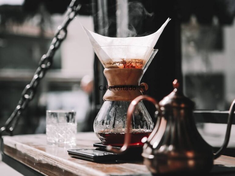 Parzenie kawy. Obrazek w artykule Kawa a dna moczanowa. Jak kawa może wpłynąć na zdrowie przy tej chorobie?