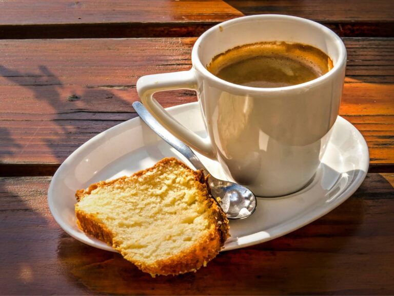 Kubek kawy i ciasto. Obrazek w artykule Jakie ciasto do kawy pasuje najlepiej? Odkryj idealne połączenia smakowe