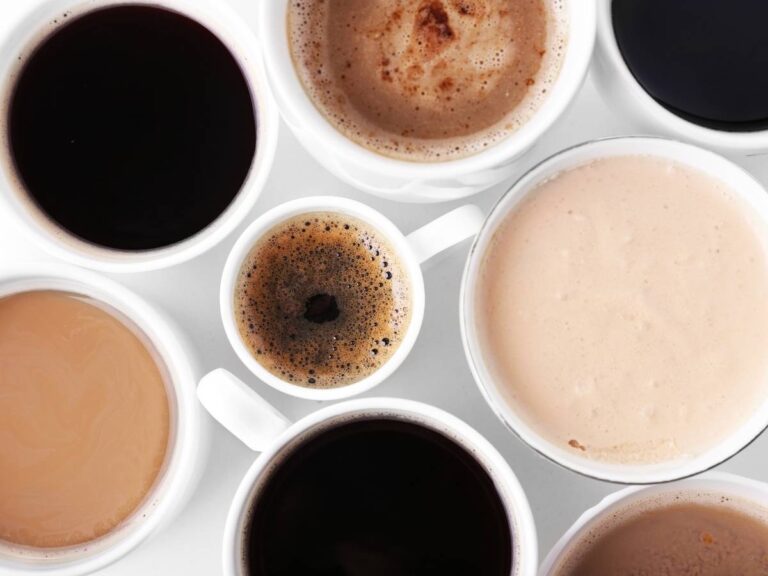 Kubki z różnymi rodzajami kawy. Obrazek w artykule Praktyczny przelicznik mg kofeiny na ml kawy. Poradnik ile kawy można dziennie wypić