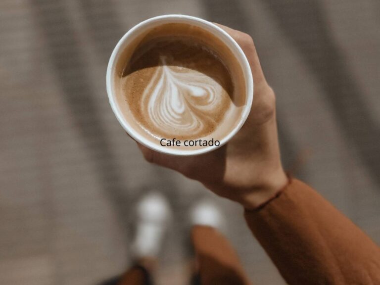 Kubek jednorazowy z kawa. Obrazek w artykule Czy kawa wypłukuje żelazo? Fakty i mity o działaniu kawy