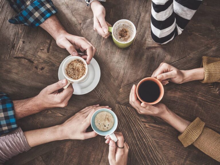 Kubki z kawą. Obrazek w artykule Czy kawa wypłukuje witaminy? Odkryj wpływ kawy na witaminy