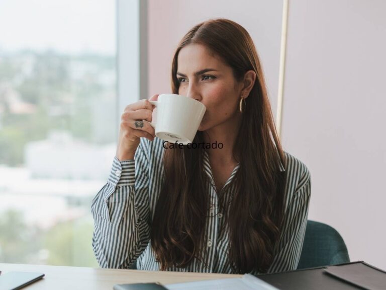 Kobieta z kawą. Obrazek w artykule Zawroty głowy po kawie. Poznaj możliwe przyczyny i sposoby zapobiegania