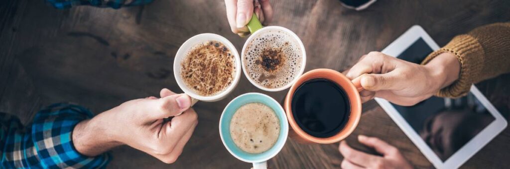 Kubki z kawą od góry.  Obrazek w artykule Jaka kawa przy cukrzycy? Najlepsze wybory dla diabetyków