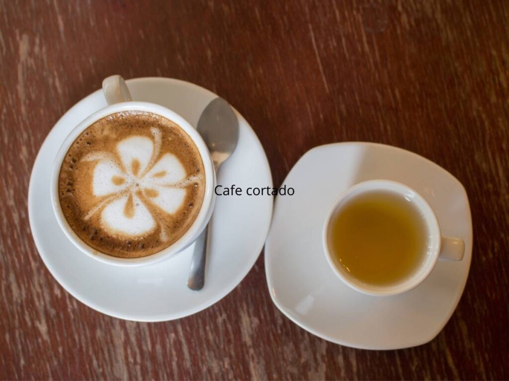 Kawa i herbata w filiżankach. Obrazek w artykule Kawa czy herbata? Porównujemy, który napój zdrowszy, smaczniejszy, lepszy