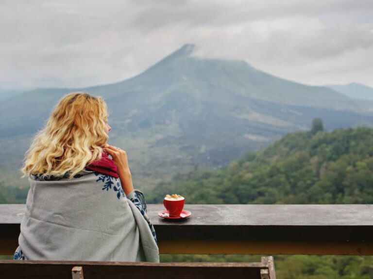 Kobieta i wudok na góry. Obrazek w artykule Czy kawa wypłukuje magnez?
