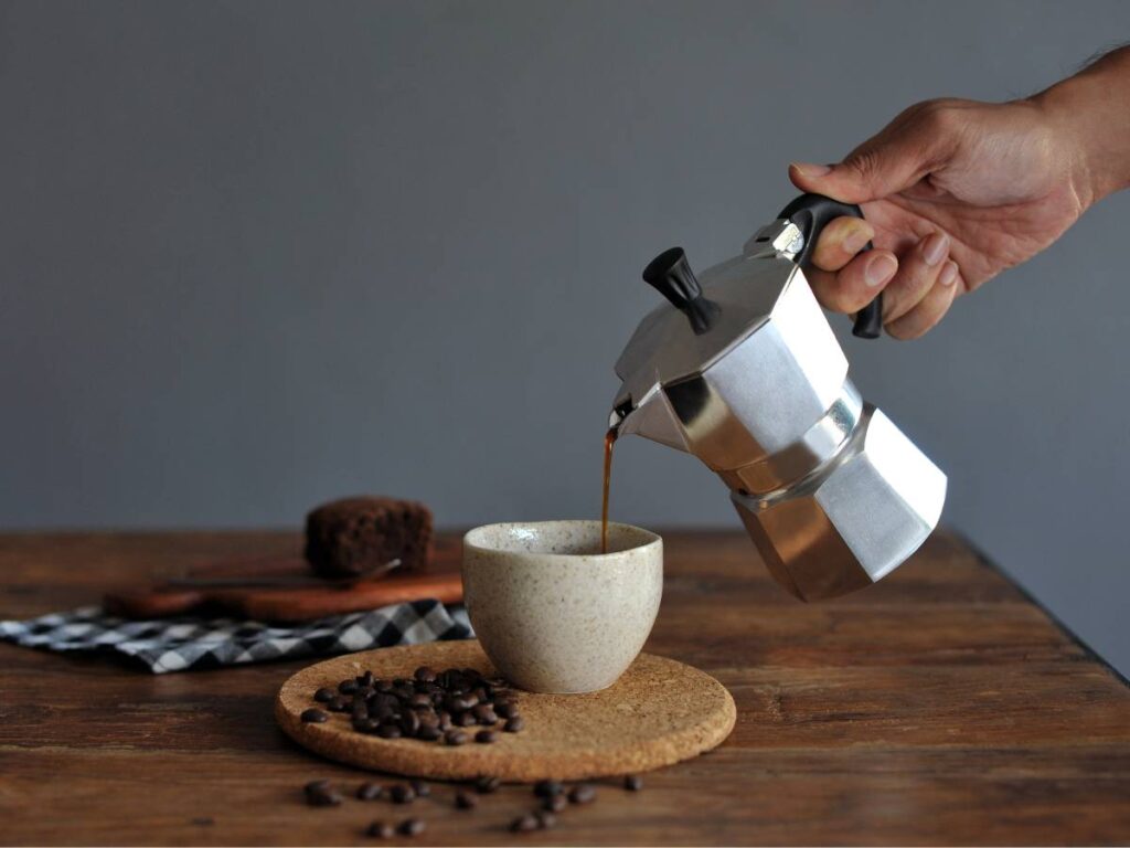 Kawa ristretto. Odkryj esencję włoskiego espresso 13 Parzenie kawy w kawiarce.Obrazek w artykule Kawa ristretto. Odkryj esencję włoskiego espresso