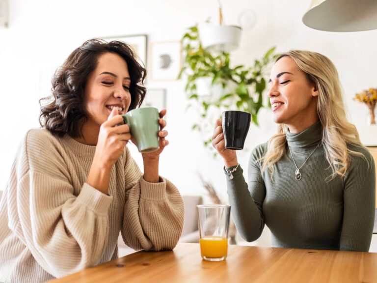 Kobiety przy kawie. Obrazek w artykule Czy kawa wypłukuje magnez? fakty i mity na temat wypłukiwania magnezu przez kawę