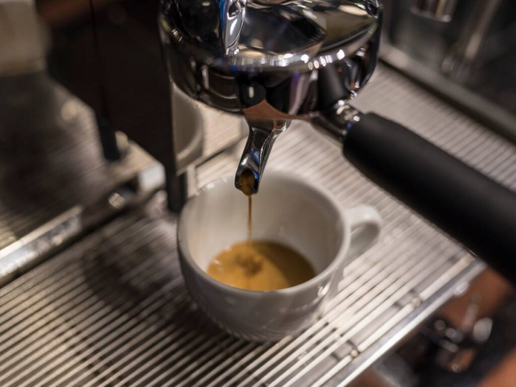 Bialetti. Poznaj włoskiego producenta urządzeń do kawy oraz akcesoriów kuchennych 14 Ciśnieniowy ekspres do kawy. Obrazek w artykule Bialetti. Poznaj włoskiego producenta urządzeń do kawy oraz akcesoriów kuchennych