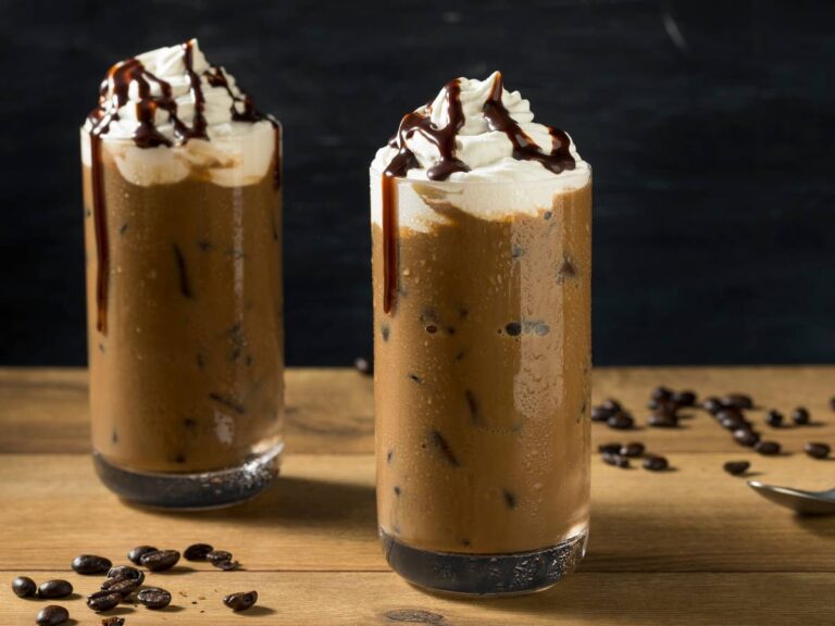 Szklanki z kawą. Obrazek w artykule Kawa mocha. Jak zrobić pyszny wariant kawy latte?