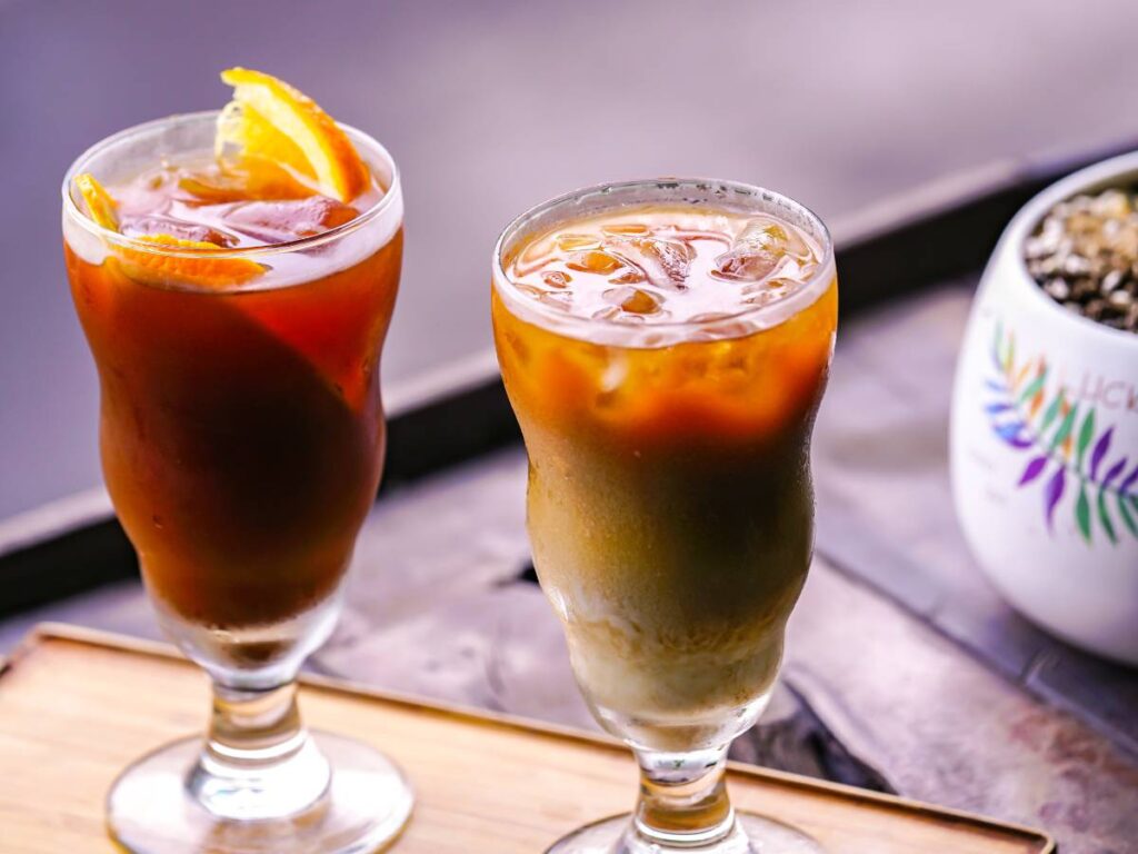 Koktajle alkoholowe. Obrazek w artykule Poznaj Mazagran - oryginalny drink alkoholowy na bazie słodkiej kawy