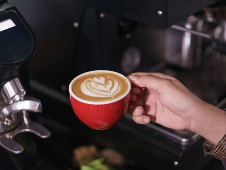 Saeco. Poznaj historię włoskiego producenta automatycznych ekspresów do kawy 4 Czerwona filiżanka z kawą. Obrazek w artykule Saeco. Poznaj historię włoskiego producenta automatycznych ekspresów do kawy