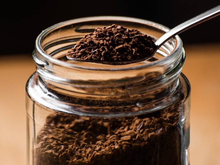 Słoik kawy rozpuszczalnej. Obrazek w artykule Jak powstaje kawa rozpuszczalna? Wyjaśniamy proces produkcji kawy rozpuszczalnej