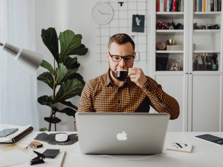 Mężczyzna przy pracy z kawą. Obrazek w artykule Dzienny limit kofeiny. Poznaj zalecenia i ograniczenia picia kawy z kofeiną