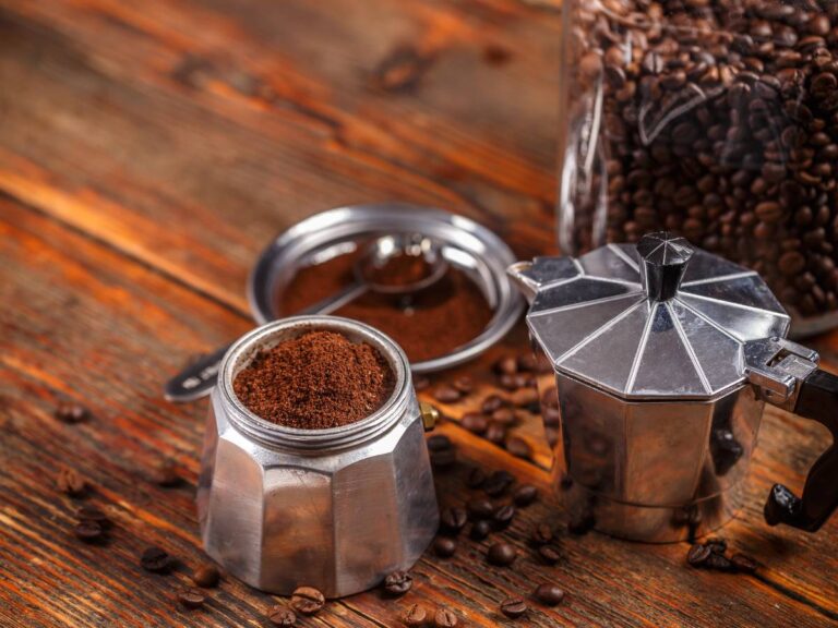 Dżerwa. Jak wykorzystać tygielek do zaparzania kawy po turecku? 5 Tygielek do kawy i szklanka. Obrazek w artykule Dżerwa. Jak wykorzystać tygielek do zaparzania kawy po turecku?