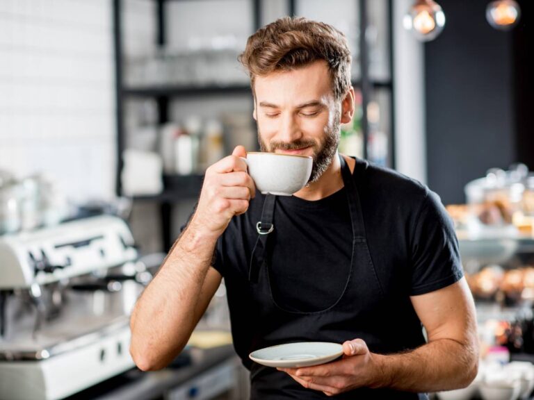 Mężczyzna z kawą. Obrazek w artykule Kawa przed treningiem. Wyjaśniamy, czy warto pić kawę przed treningiem i dlaczego?