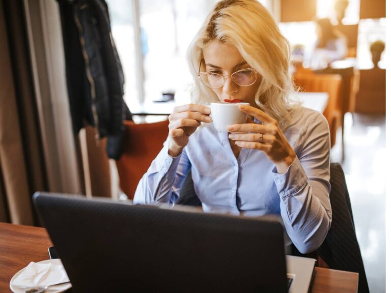 Czy picie kawy może zwiększać efektywność w pracy i dlaczego tak się dzieje?