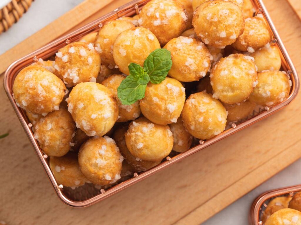 Jak upiec chouquettes, które uzupełnią delikatność kawy filtrowanej? 13 Ciekawa propozycja podania chouquettes