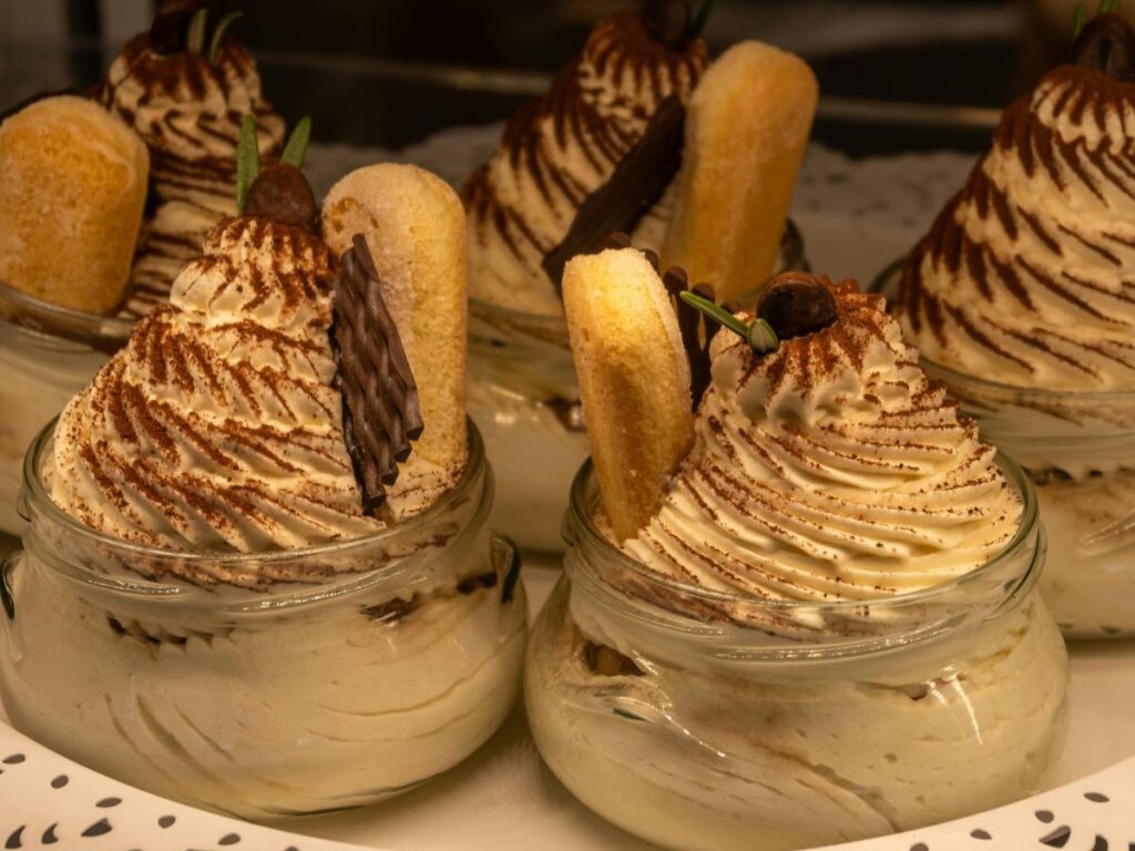 Jak skomponować pasujące do kawy tiramisu w słoiczkach? 15 Inspiracja podania tiramisu w słoiczkach